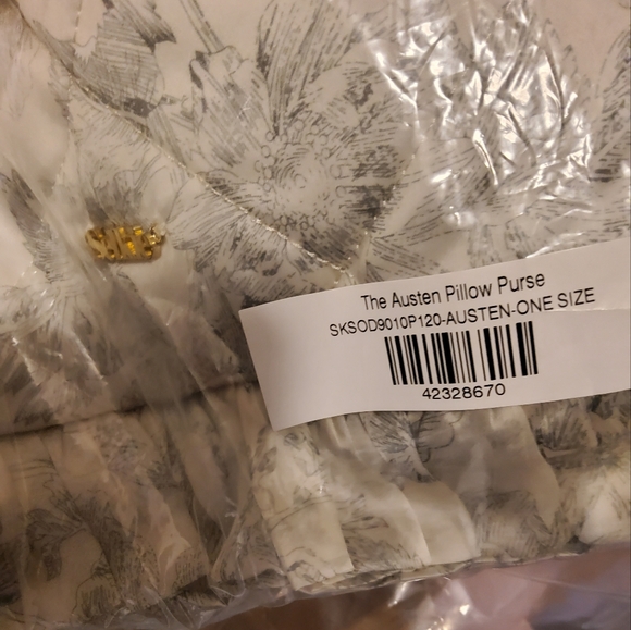 **1 Left**Selkie The Austen Pillow Purse - Picture 6 of 16